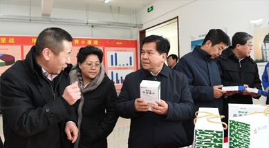 原內(nèi)蒙古自治區(qū)黨委書(shū)記李紀(jì)恒蒞臨公司考察指導(dǎo)產(chǎn)業(yè)化扶貧工作